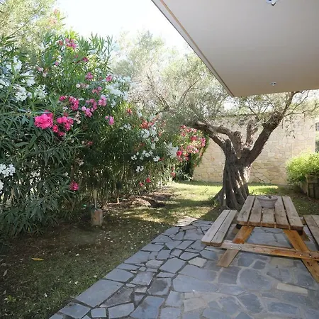 Argo 3 - Beachfront, Big Gardens, Location! Villa