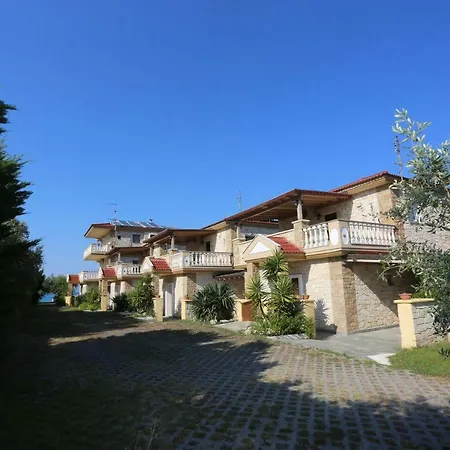 Argo 3 - Beachfront, Big Gardens, Location! Pefkohóri