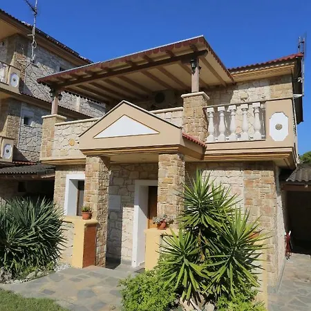 Argo 3 - Beachfront, Big Gardens, Location! Villa