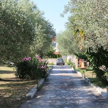 Argo 3 - Beachfront, Big Gardens, Location! Villa *