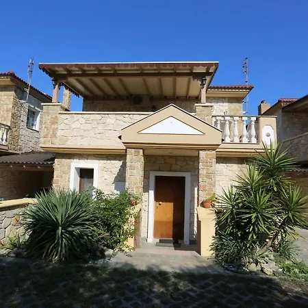 Argo 3 - Beachfront, Big Gardens, Location!