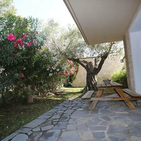 Argo 3 - Beachfront, Big Gardens, Location!