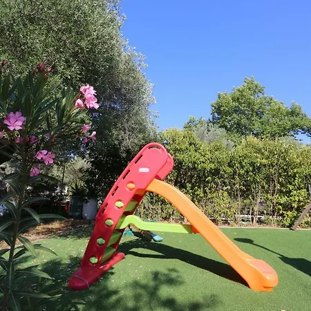 Argo 3 - Beachfront, Big Gardens, Location!