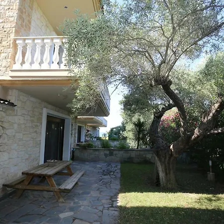 Argo 3 - Beachfront, Big Gardens, Location! Βίλα *