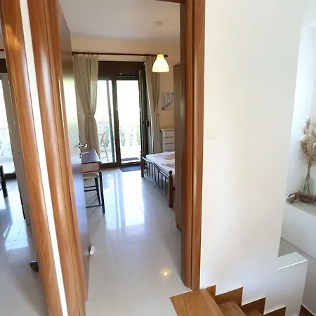 Argo 3 - Beachfront, Big Gardens, Location!